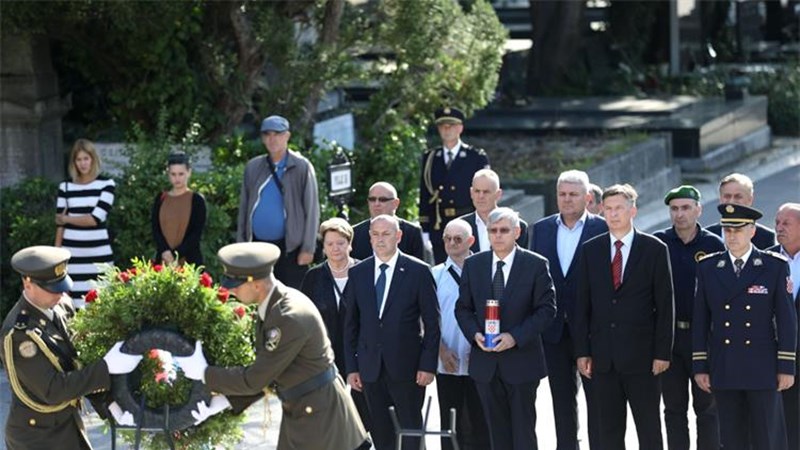 Za poginule u Domovinskom ratu položeni vijenci na Mirogoju